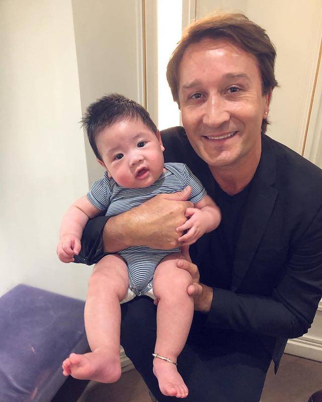 乐基儿丈夫罕见露面,他坐妻子大腿上秀恩爱,像是对儿子宣示主权