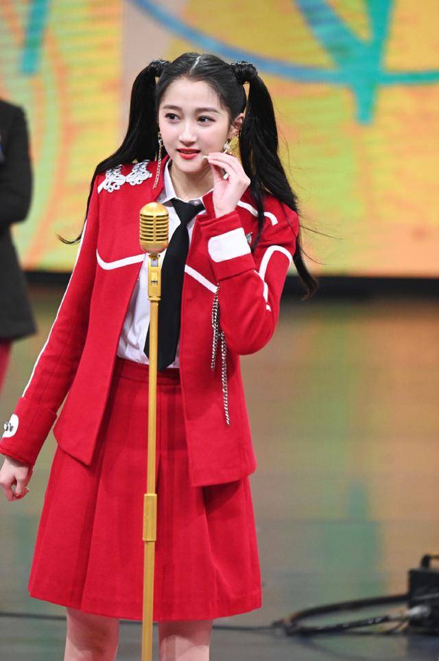 关晓彤是名副其实的"腿精",穿jk制服搭配双马尾辫,青春有活力