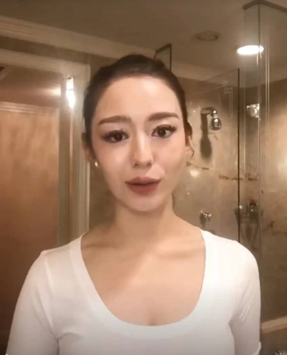 靠大胸炒作上位的吉娜脸崩似僵尸,她的整容后遗症爆发了?_手机搜狐网