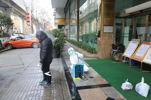 第二道防线:进行完全身消毒后,患者依次排队入场.