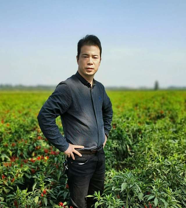 刘奕良是大写意花鸟画家中的探索者,品其作品犹如走在烟涛林海,时光