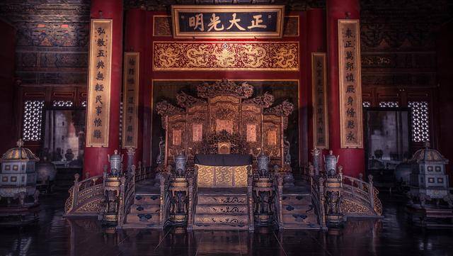 从理论上讲,如果八大王真要觑舰皇位,他绝无可能轻易放手,因此,用文的