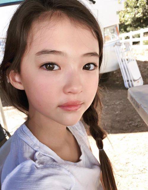 300万粉丝的11岁女孩最初因神仙颜值走红,被网友称为最美德韩混血