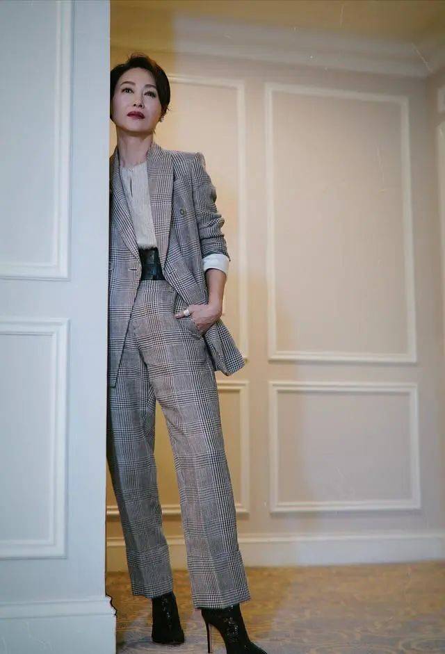 惠英红美貌依旧不减当年墨绿西装穿出高贵范儿手插兜不要太帅