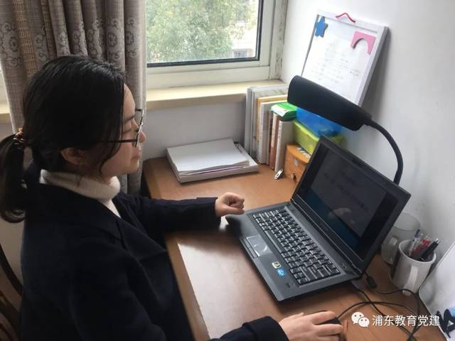 战疫先锋认真备课仔细讲解精准点评洋泾中学党员教师停课不停教行动