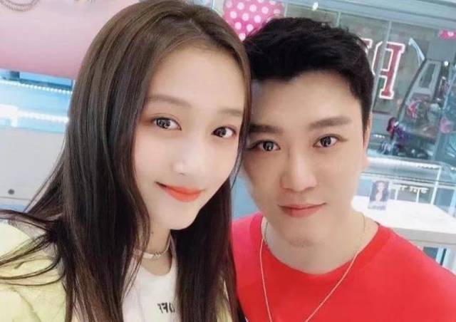 关晓彤跟男闺蜜玩自拍看到她离开十级美颜后的腿网友炸开锅