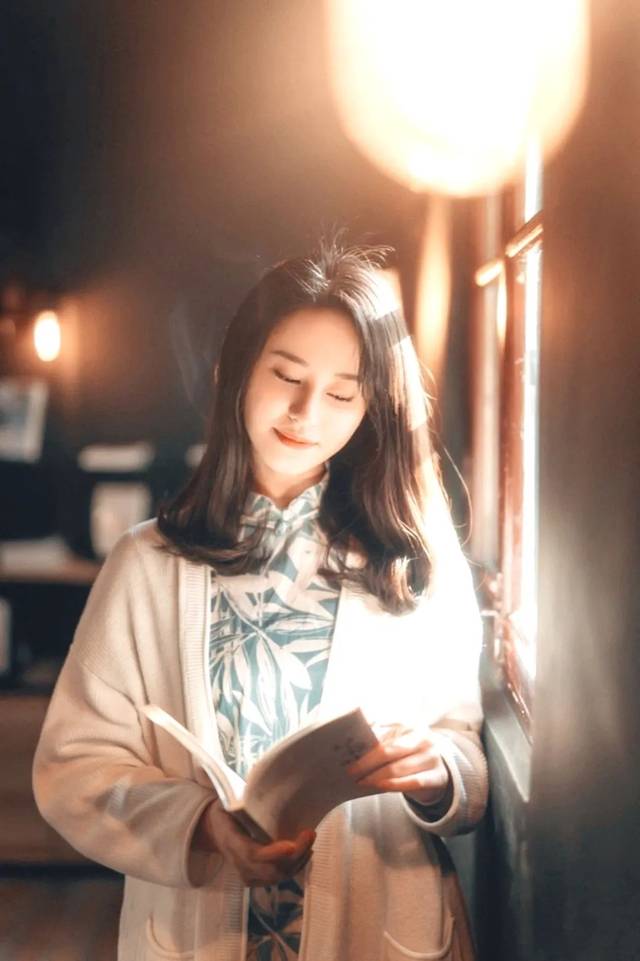 波澜不惊,淡静若水般的女子,不被世俗的浮华所纷扰,不被红尘的情爱所