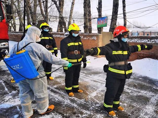 疫情期间消防员们接管了一个废管小区