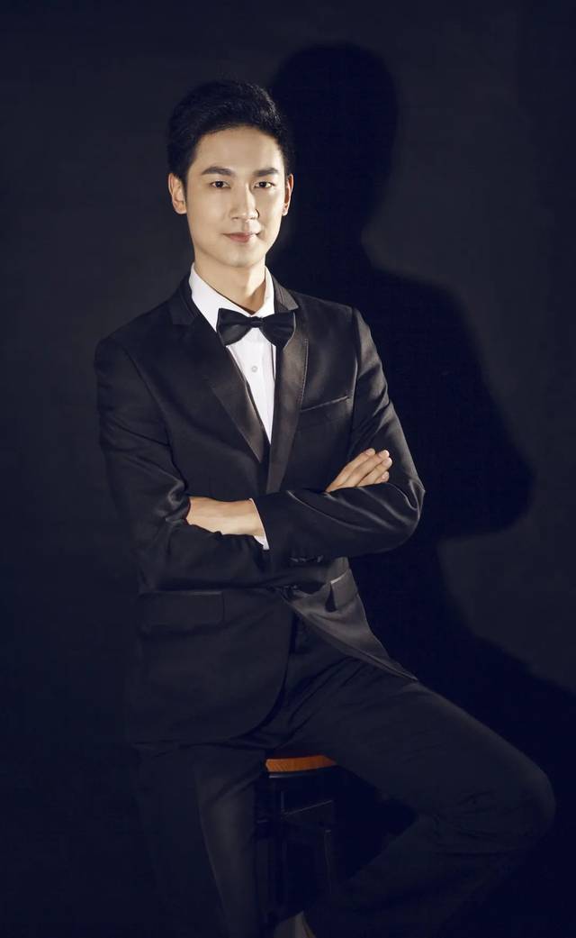 他奋力奔跑,在舞台上努力追逐着自己的梦想:做一名出色的声乐演员,用