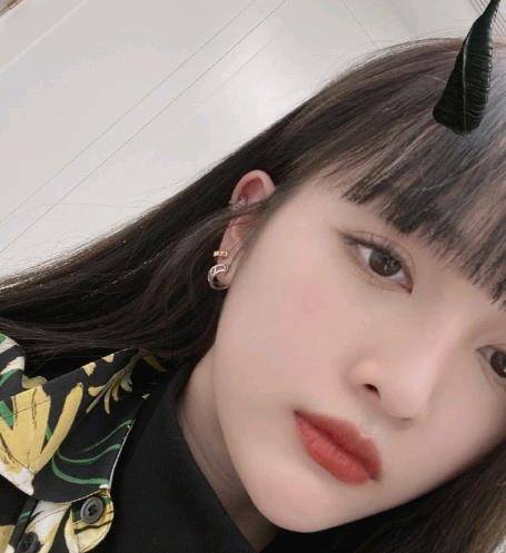 有种表情叫吴宣仪笑不露齿,当她邪魅一笑,这谁顶得住