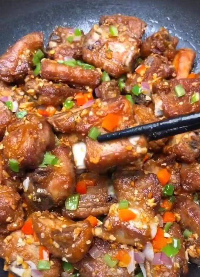 《蒜香排骨》怎么做才好吃,大厨教你在家做出饭店的美味_手机搜狐网
