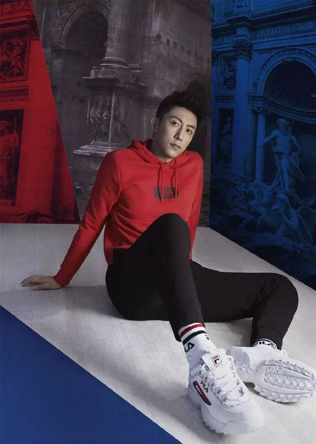 胜在青春活泼的配色 最后,像陈道明这样喜欢穿运动装 现在正好春天也