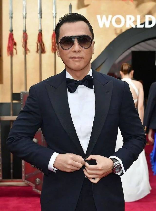 56岁甄子丹亮相红毯,墨镜 西装,男人味十足,展露强大气场_手机搜狐网