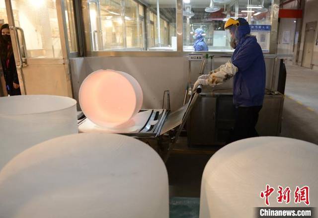 3月10日,工作人员在高纯石英坩埚生产线检验产品质量. 刘文华 摄