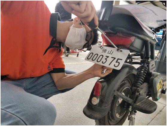 佛山恢复电动自行车上牌第一天,每辆车上牌大概15分钟