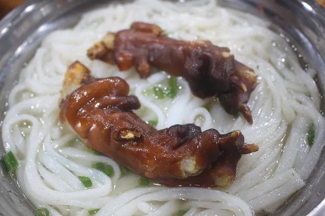 是大多数钦州人的常态 在一碗粉中 汤是灵魂 而茂源大锅狗的狗肉粉 汤