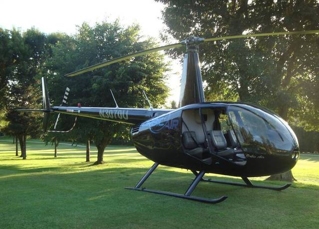这款轻型直升机很适合做私人飞机外表漂亮安全性还很高