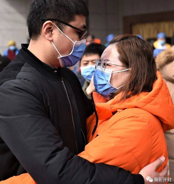 除此之外,他还骑着电动车到我市多个疫情防控卡点,拍摄了大量卡点执勤