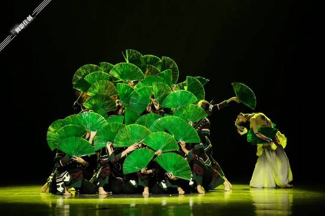 舞蹈动作模仿植物造型图片
