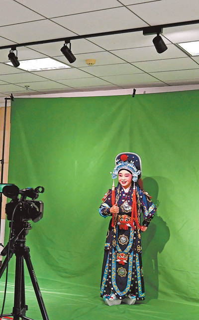 3月3日,在河南省郑州文化馆,志愿者李金玲通过直播形式为大家表演豫剧