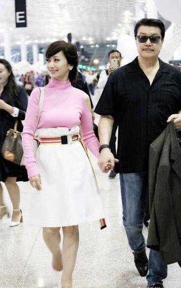 不老女神赵雅芝和丈夫现身机场好甜蜜,但却暴露了一个问题?