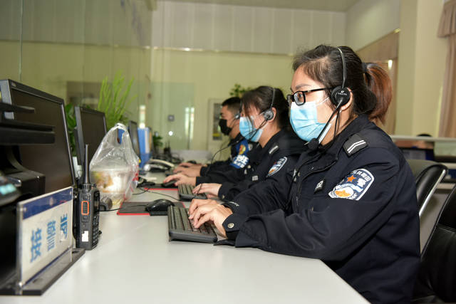 3月7日,十堰市公安局郧阳区分局指挥中心接警台员罗玲(右),王卓(中)