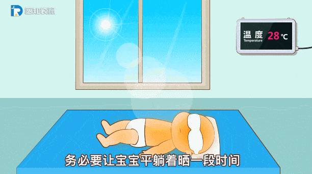4)在晒太阳的时候,避开照射强烈时段,务必要让宝宝平躺着晒一段时间