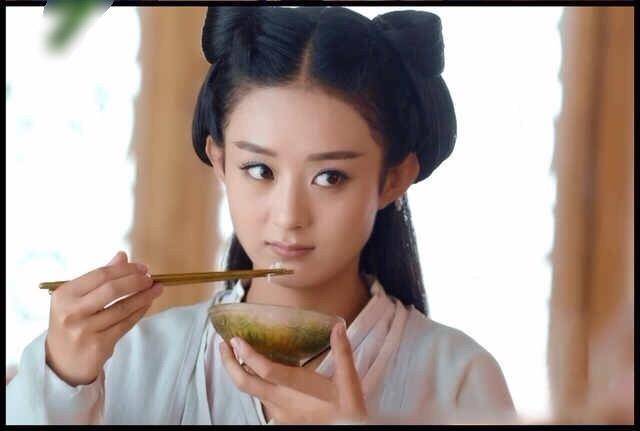 古装美人吃饭动作大pk,赵丽颖俏皮,刘诗诗可爱刘亦菲却犯傻