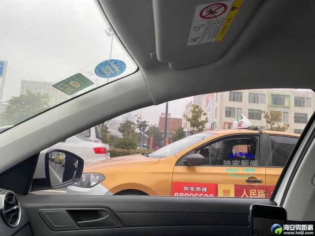出租车白天黑夜穿行在城市的大街小巷,为我们城市的交通做出了贡献