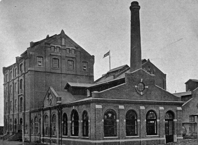 生于同治四年(1865年)的孙多鑫,深受外祖父李瀚章的喜爱,在总督府学