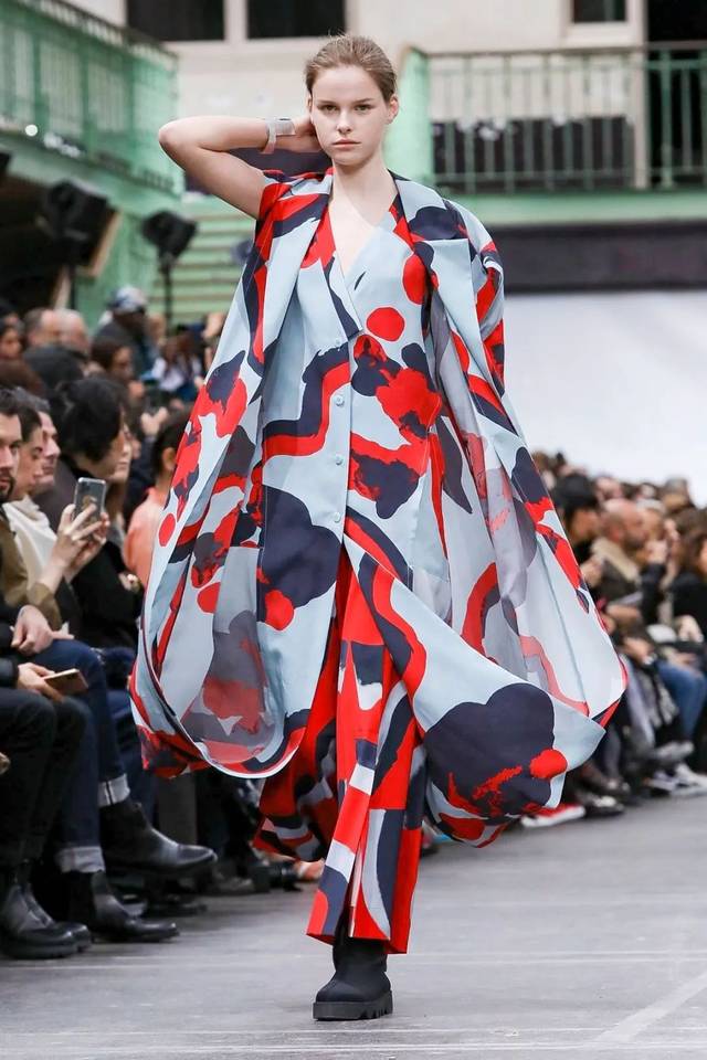 一块布的羁绊---一场关于服装与人的"行为艺术"