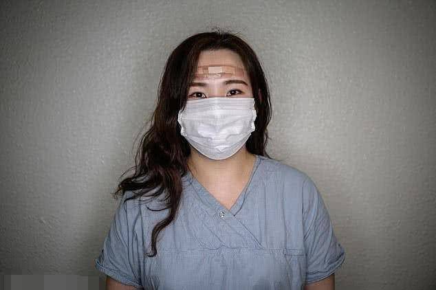 韩国抗疫女护士面庞曝光脸上厚厚的胶布和绷带受到关注
