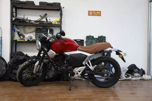 防疫情把摩托推上二楼改装,鸷道190复古再进化:21mm超薄电瓶(一)