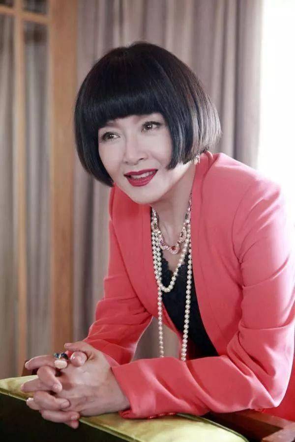 62岁的恬妞虽然已皮肤松弛显老态,但其干练与优雅的气质丝毫不减