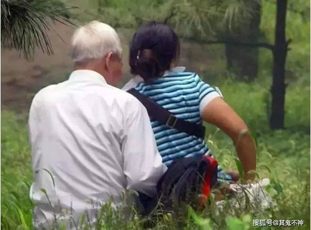 出租屋内70岁男子嫖娼被抓现行老年人如何避免晚节不保