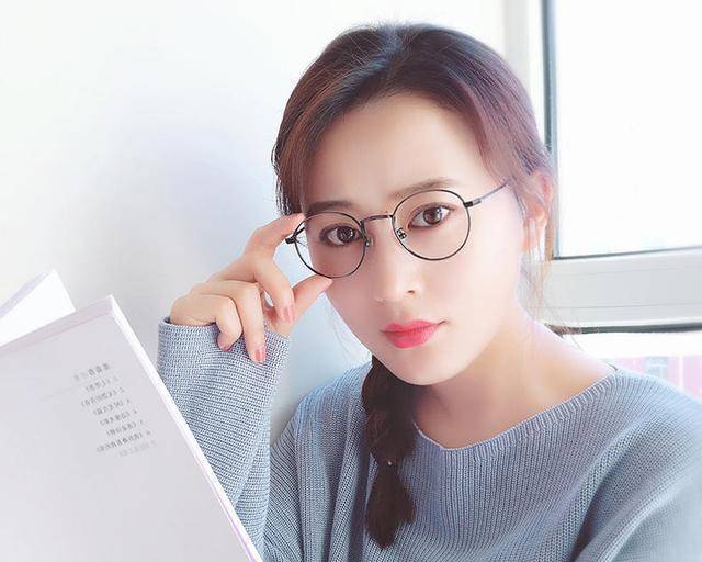有这4个特征的女生,戴眼镜反而会很好看