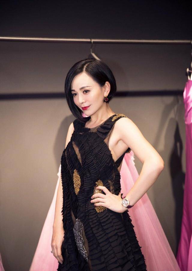 "雪姨"王琳好气色,波波头配吊带裙格外清纯,这哪像50岁的人