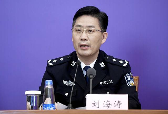 国家移民管理局边防检查管理司司长刘海涛回答记者提问.