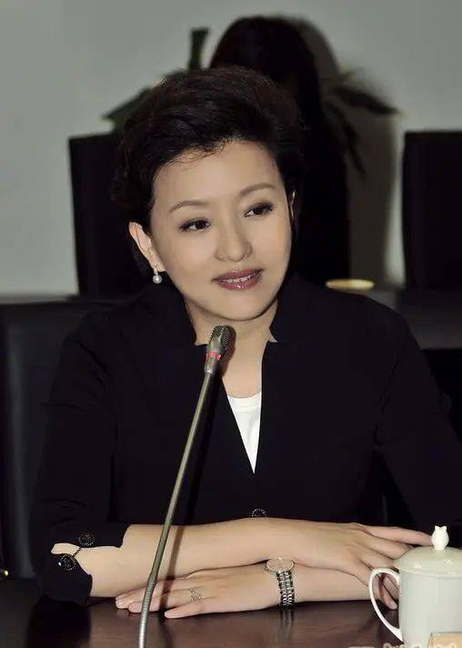 原創楊瀾女兒罕見亮相,長相清秀鼻子高挺,兩條腿纖細瘦長