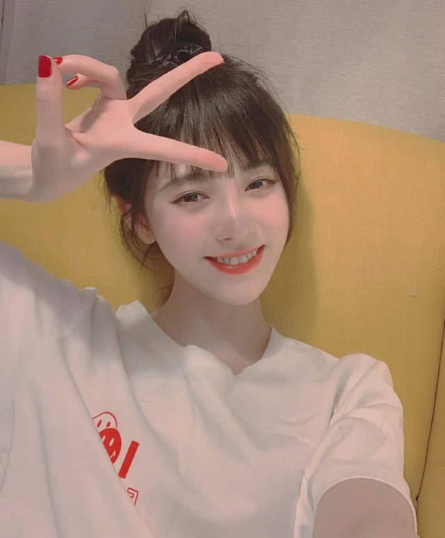 鞠婧祎是个什么小仙女居家自拍照太可爱太好看了像极了别人家的女朋友