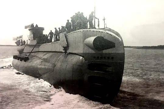 刚买的潜艇被"击沉",以色列血腥复仇阿拉伯人!没想到祸首是英国