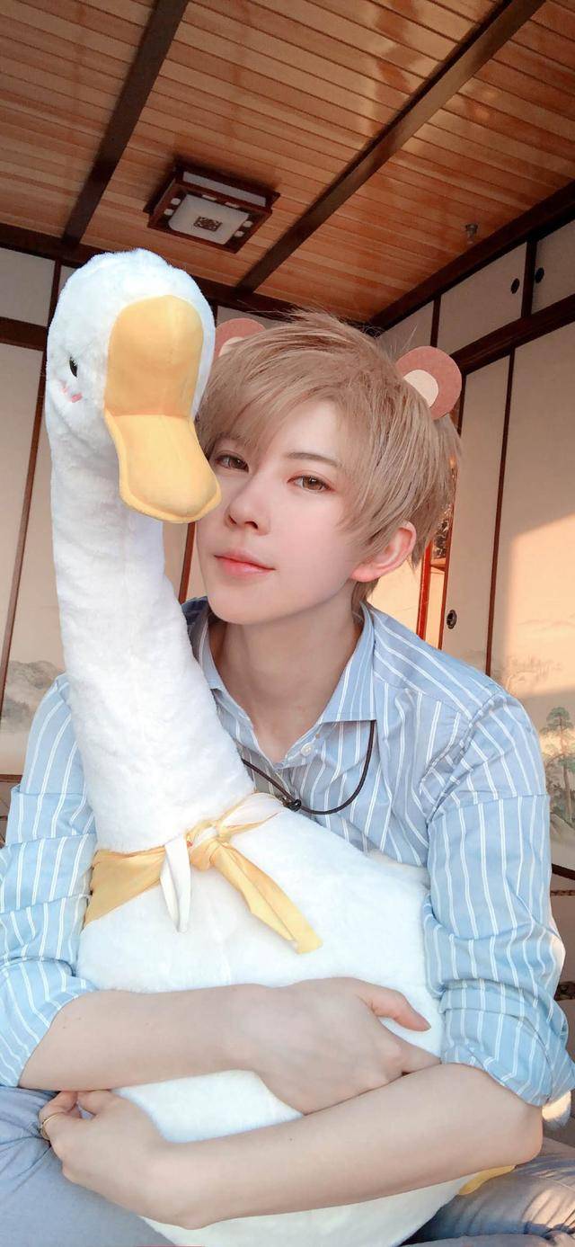他的cosplay代表作是他恋与制作人的正片了,很多人看了他出的李泽言
