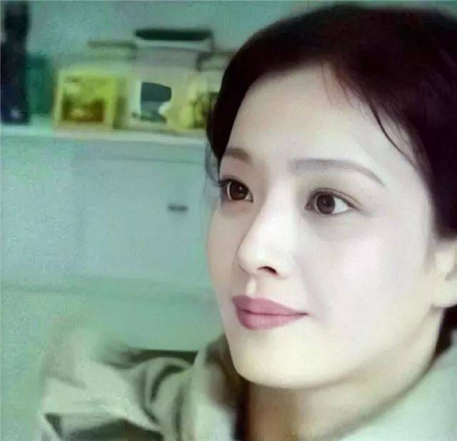 刘亦菲妈妈罕见旧照曝光,张张惊艳:气质真的比脸更重要