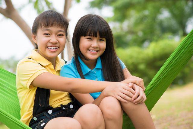 农村两姐妹9千块钱成仇人一辈子都不说话,老娘:都怪我不中用!