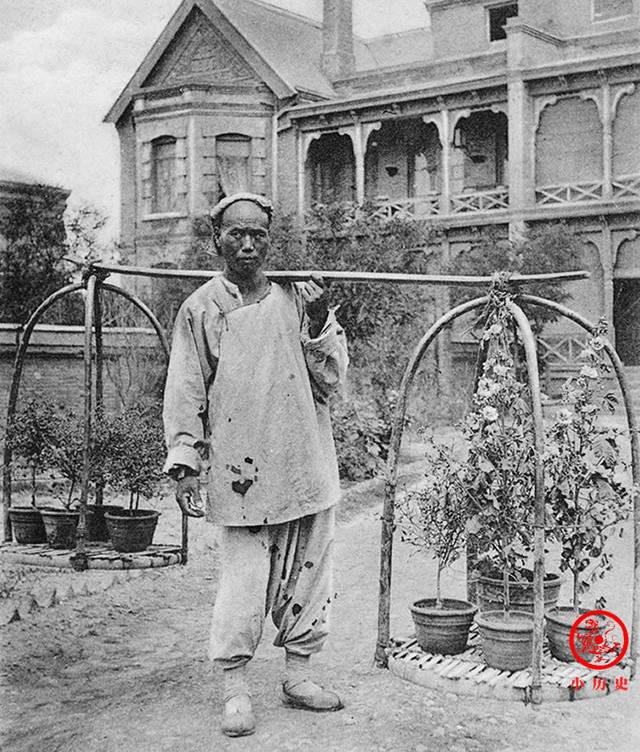 1904年,上海挑扁担卖盆景的花匠.