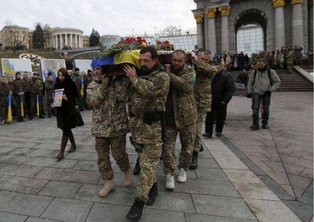 图为阵亡乌克兰政府军士兵葬礼