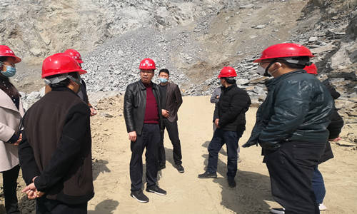 旺苍县政府副县长王刚带队检查矿企环境问题整治及疫情防控工作_手机