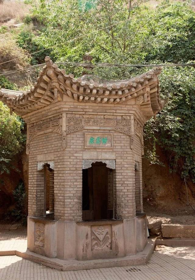 甘露泉是五泉中海拔最高的一眼,源流较细,据说它"久雨不盈,大旱不干"