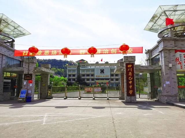 3月17日的巴中中学龙湖校区,虽然大门紧闭,却关不住校园里的春色