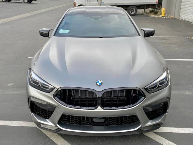 实拍磨砂暗银色宝马m8,看完就知道5.5万选的车漆值了!_手机搜狐网